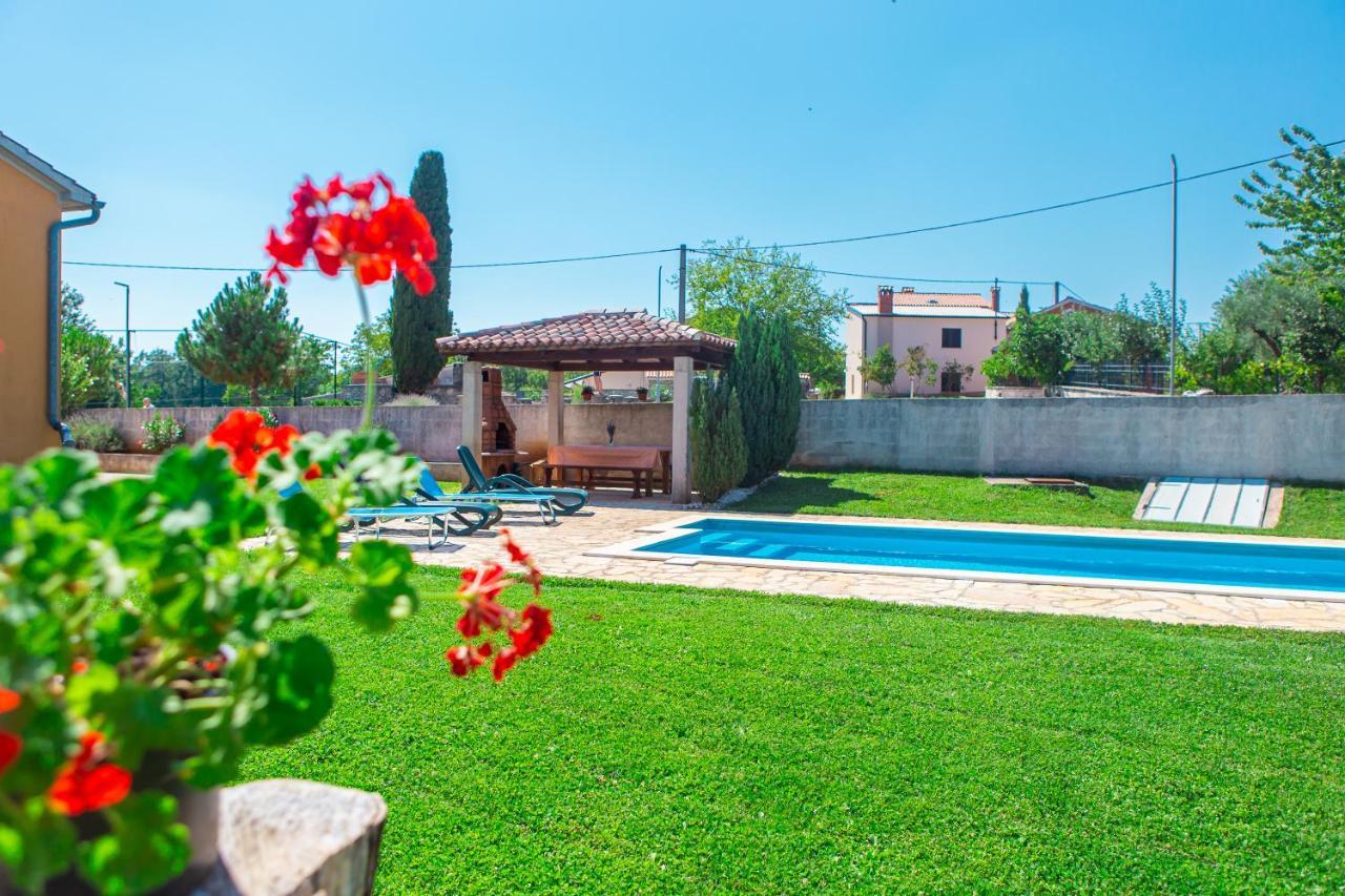 Holiday Home Labud Zminj Exterior photo