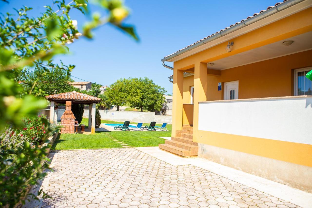 Holiday Home Labud Zminj Exterior photo