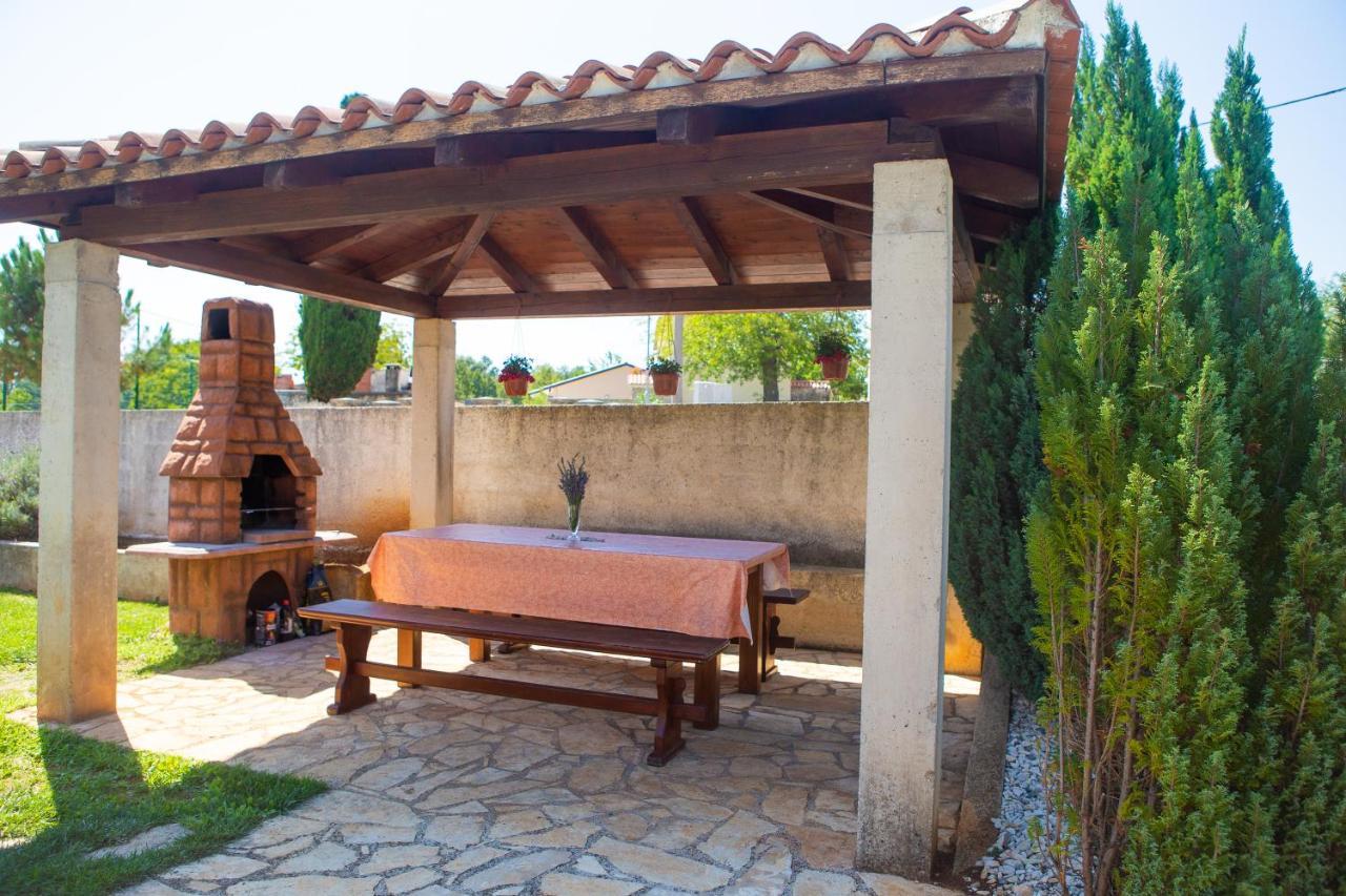 Holiday Home Labud Zminj Exterior photo